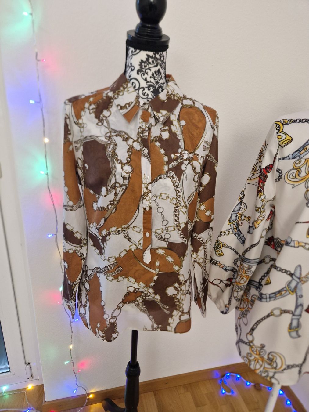 Blusen: Zwei Elegante Damenbluse, Kettendesign, Gr. 40  Weiss – Neu (gemäss Beschreibung) aus Glattbrugg von hap_8w8v 4