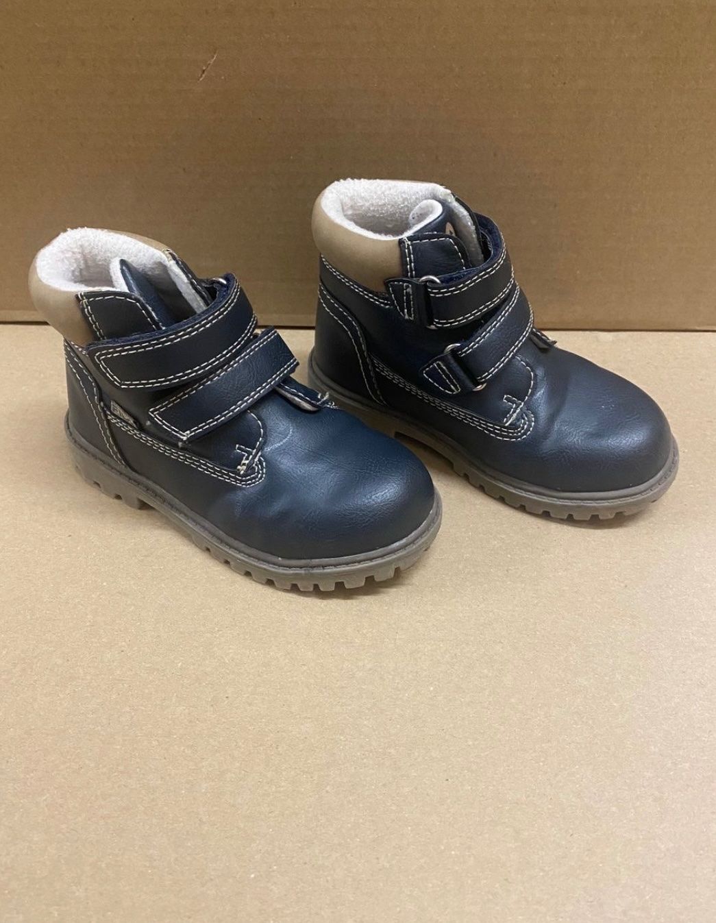 Fila Scarpe per ragazzi: Kinder Winter Schuhe Grösse 25 – Usato da Zürich venduto da zd_1965