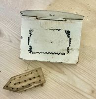 ALTER PUPPEN SCHUHPUTZKASTEN AUS BLECH