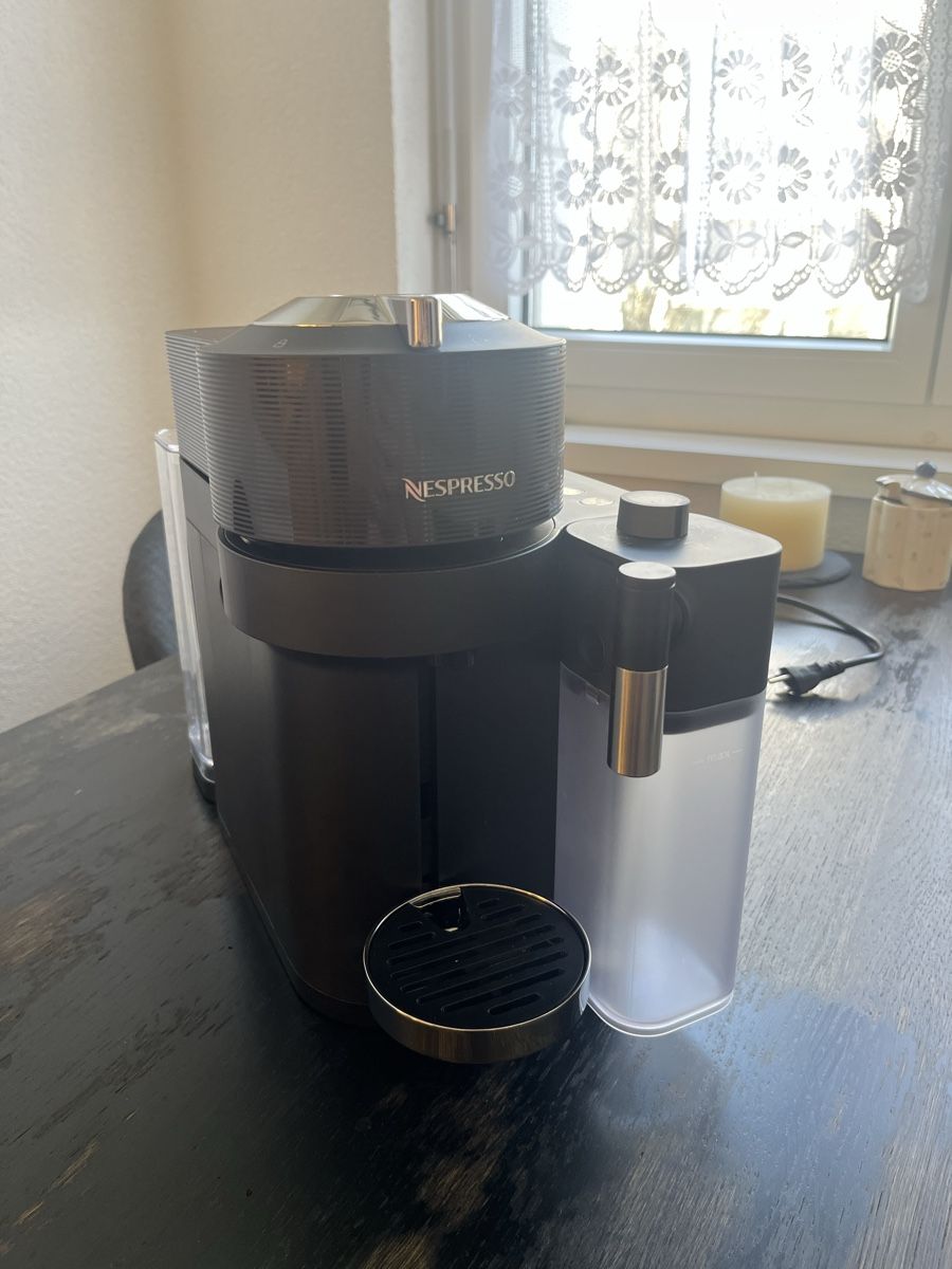 Nespresso Macchine per caffè & Macchine per espresso: Nespresso Vertuo Lattissima – Usato da St. Gallen venduto da Cocobello1892 1
