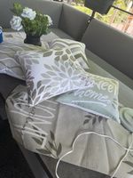Deko hellgrün Kissen , Tischdecke  , Lampe , grüne Rosen 