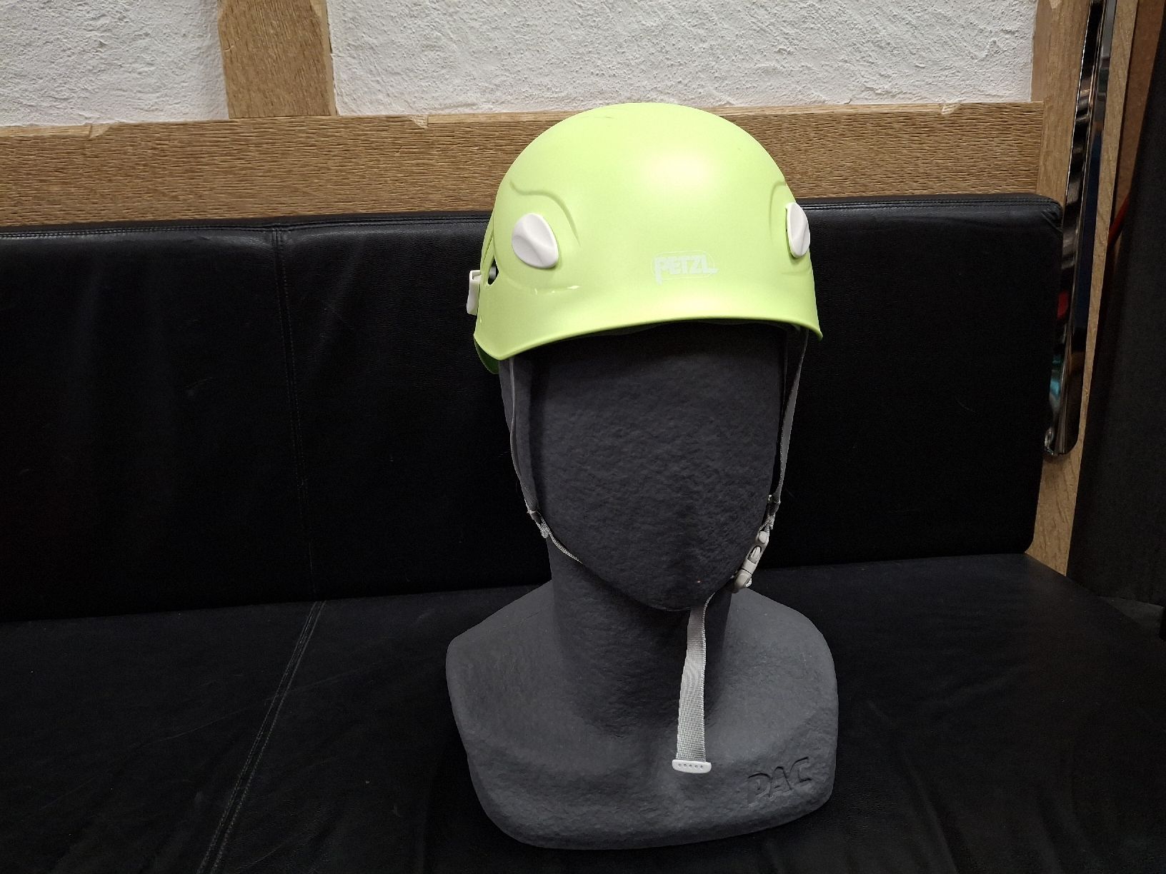 Petzl Caschi: Petzl Kletterhelm – Nuovo (secondo la descrizione) da Adelboden venduto da oestersport