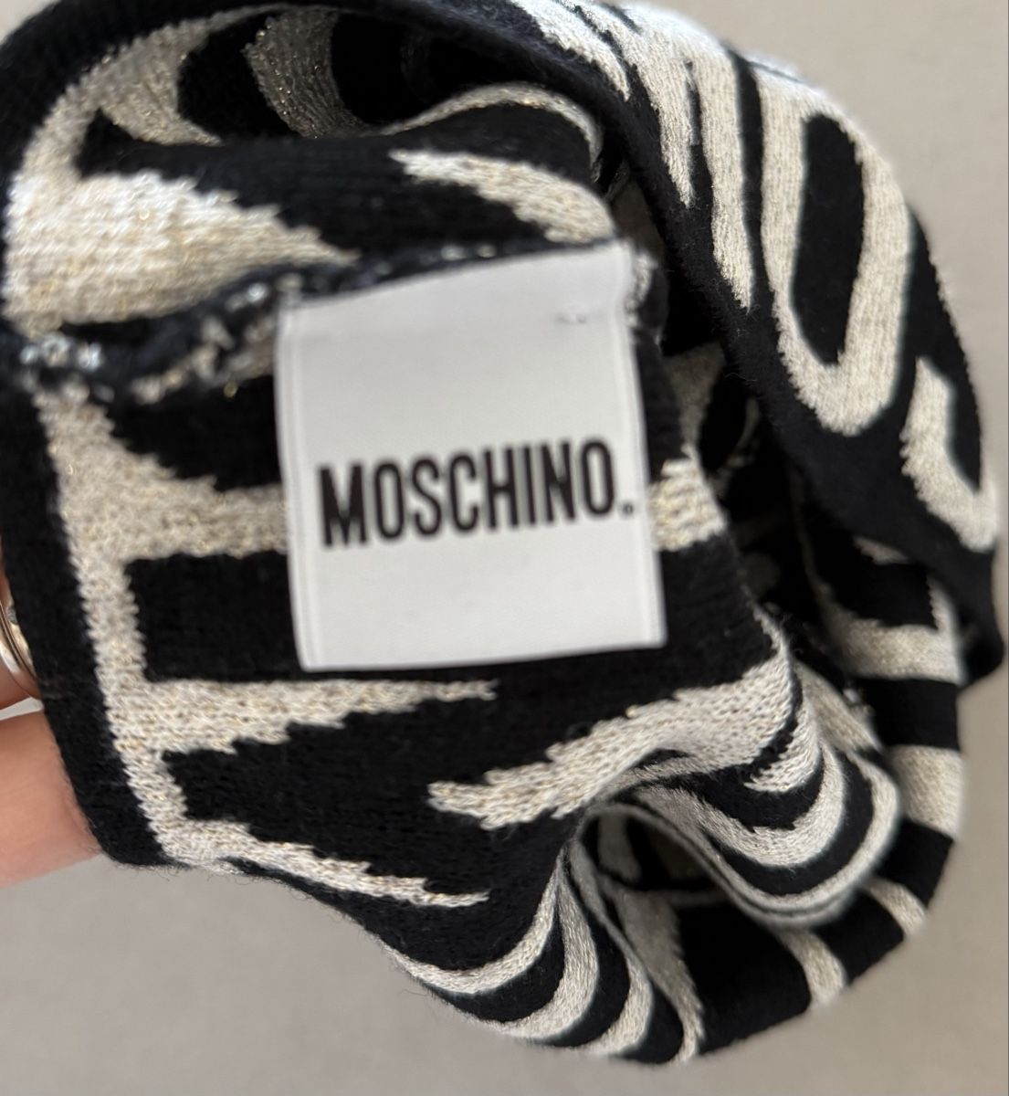 Moschino Copricapi, berretti & cappellini: Cappello Moschino originale, lana e viscosa. Nero e oro – Nuovo (secondo la descrizione) da Castel San Pietro venduto da mih_l86g 2