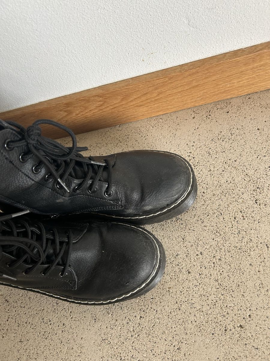 Chaussures femmes: Boots im Dr. Martens Stil – D'occasion à Wolfhausen par eil_jc5j 1