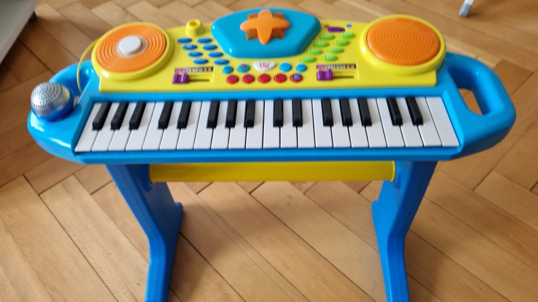 Strumenti musicali: petit piano musical avec micro – Usato da La Chaux-de-Fonds venduto da mikilo1