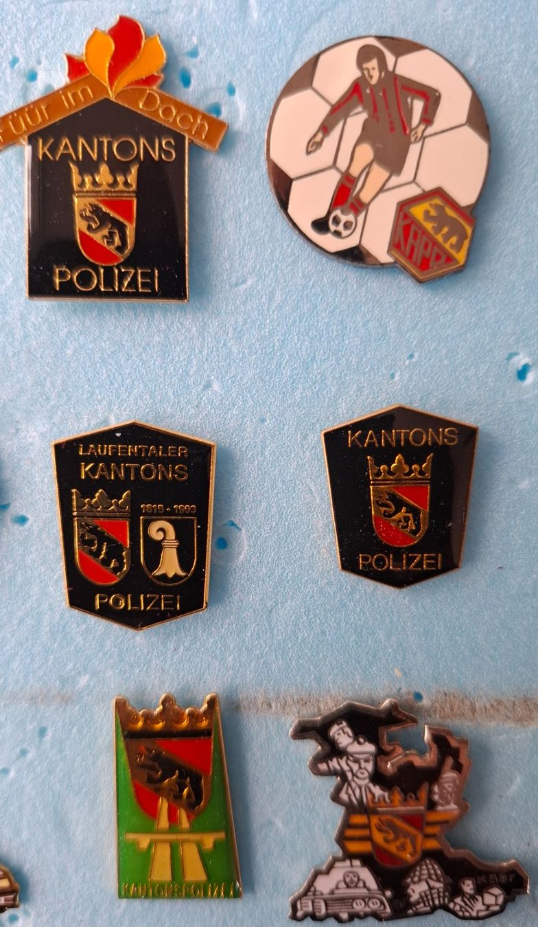 Placchette & Badge: 12 Pins der Kanonspolizei Bern – Usato da Grenchen venduto da Schlussliecht 2