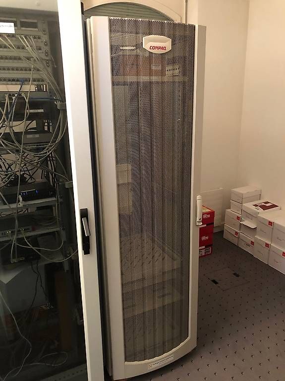 Racks & Ständer: Netzwerkschrank / Computer Rack inkl. Zubehör – Gebraucht aus Arbon von Bullinger 1