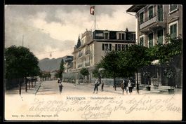 AK Meyringen, Bahnhofstrasse mit Haus Brünig und Knabengrupp