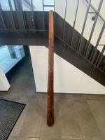 Didgeridoo aus Holz mit Schnitzereien drauf