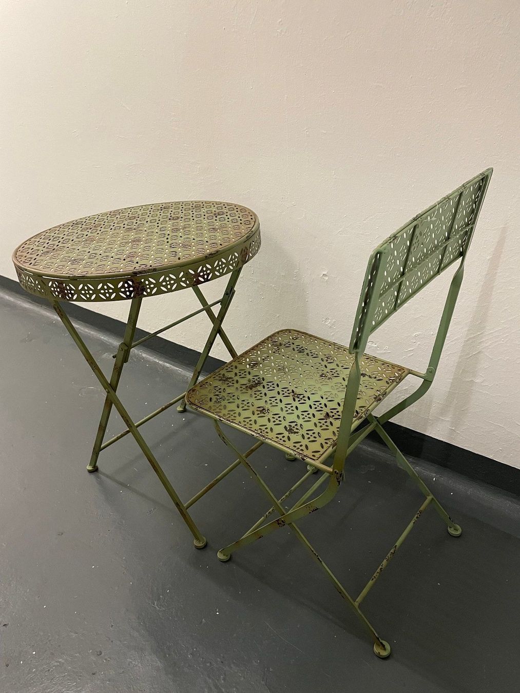 Tables: Gartentisch rund mit Stuhl/Neu und OVP – Neuf avec emballage d'origine à Volketswil par rubin74 1