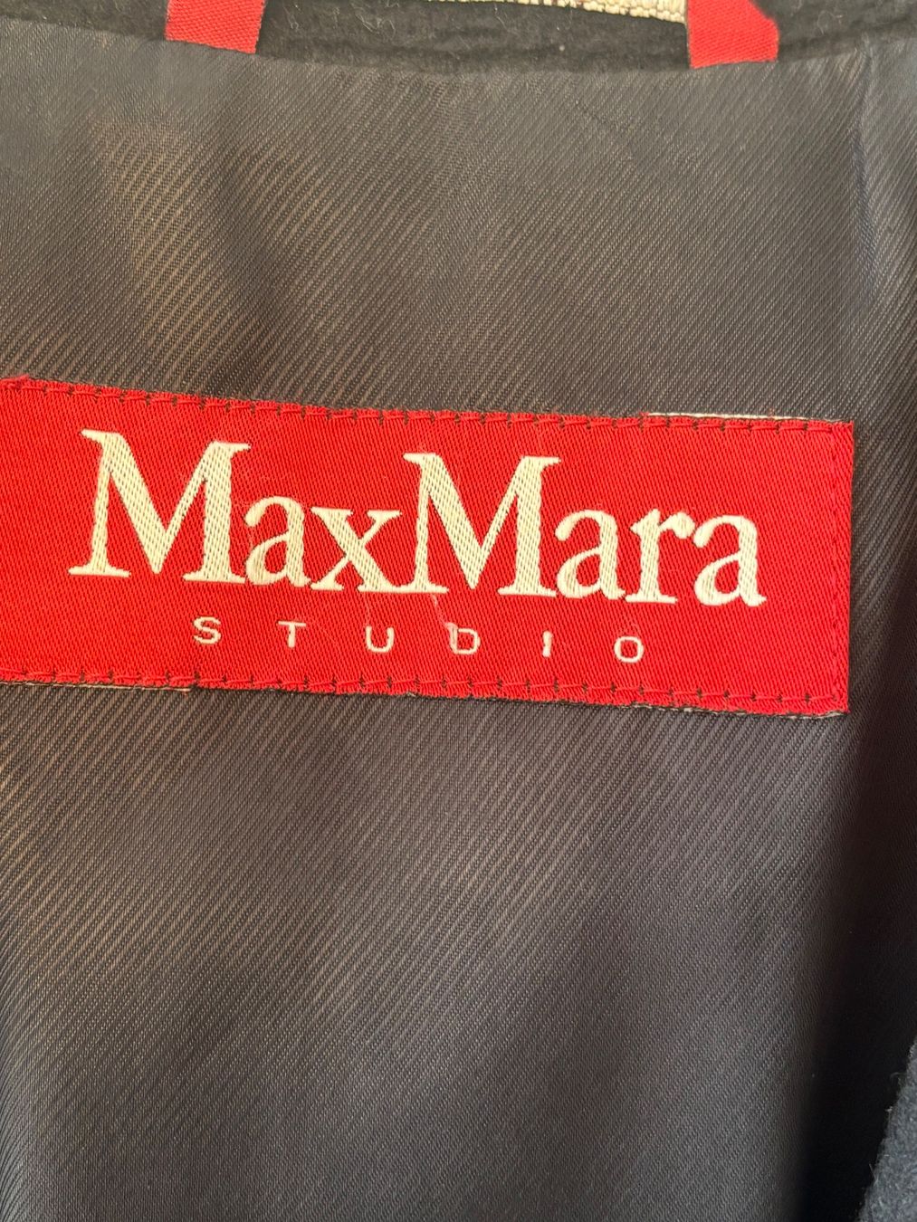 Max Mara Cappotti: Max Mara Studio Classic Black Coat 100% Cashmere – Usato da St. Margrethen SG venduto da dijanaO 8