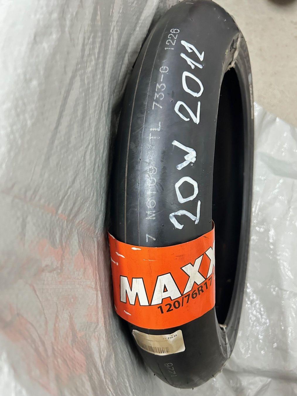 Maxxis Pneus & Kompletträder: Pneu Maxxis 120/76 R17 – Gebraucht aus Bättwil von paul74