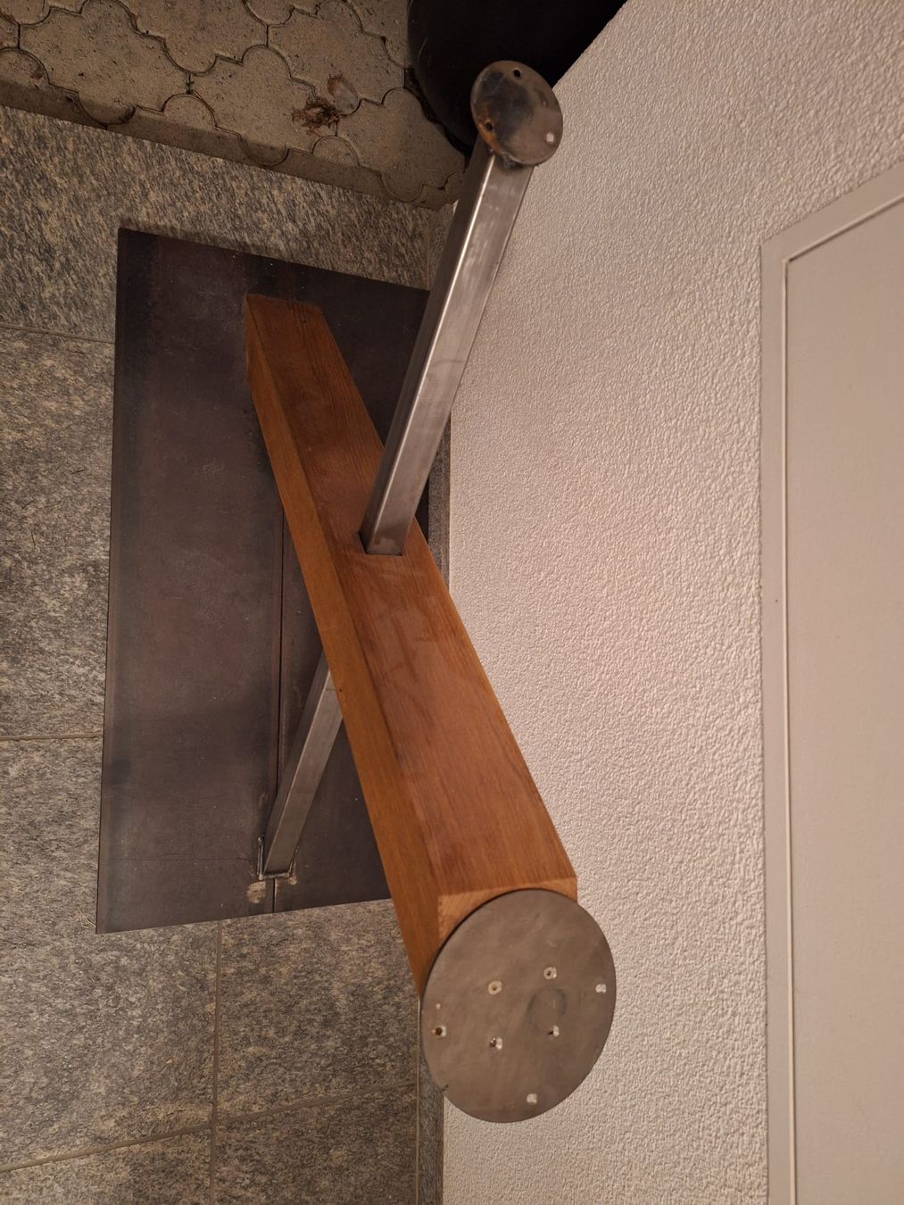 Sonstiges Mobiliar: Tischbein aus Holz und Metall – Gebraucht aus Rothenthurm von Michele_1967 2