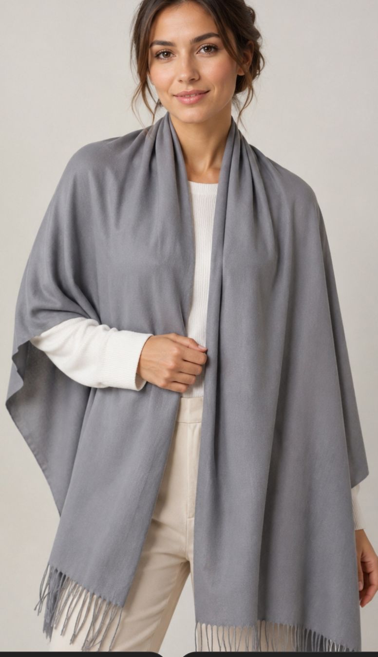 Foulard & Sciarpe: Écharpe en cachemire gris avec franges, 176x67cm – Usato da Niedergösgen venduto da Eva2410