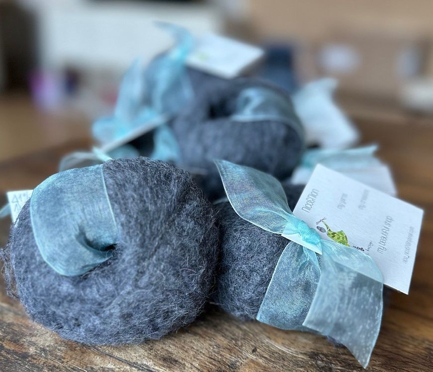 Lot De 10 Pelotes Mohair Fantaisie Gris Anthracite Avec Pompons Colorés - Idéal Tricot & Crochet