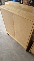 Praktischer Holzschrank, ideal für die Übergangszeit!