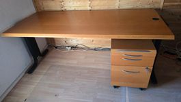 Schreibtisch mit Rollcontainer Bucheoptik