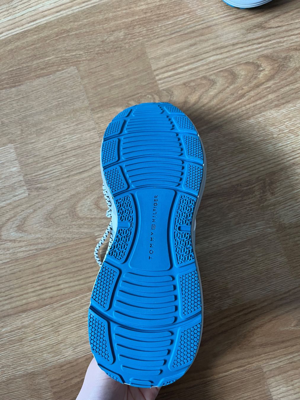 Tommy Hilfiger Damenschuhe: Tommy Hilfiger Sneaker – Neu (gemäss Beschreibung) aus Küsnacht ZH von asc_8wmm 2
