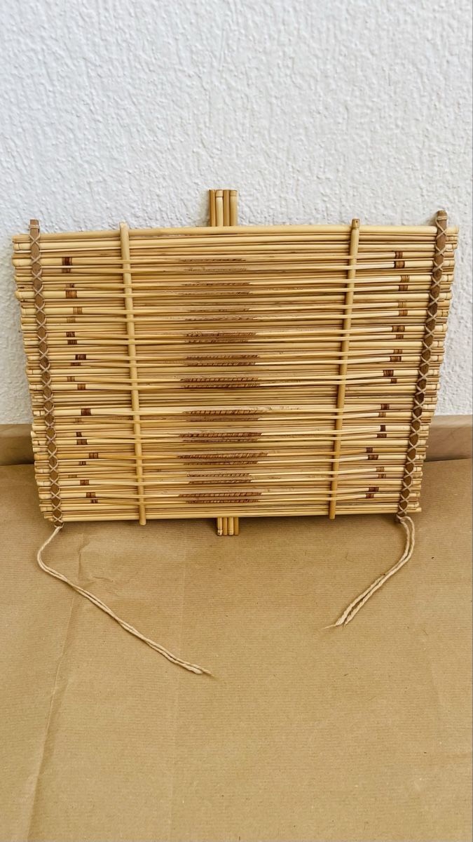 Strumenti musicali: C’est une guitare ancienne. – Usato da Zürich venduto da mobono