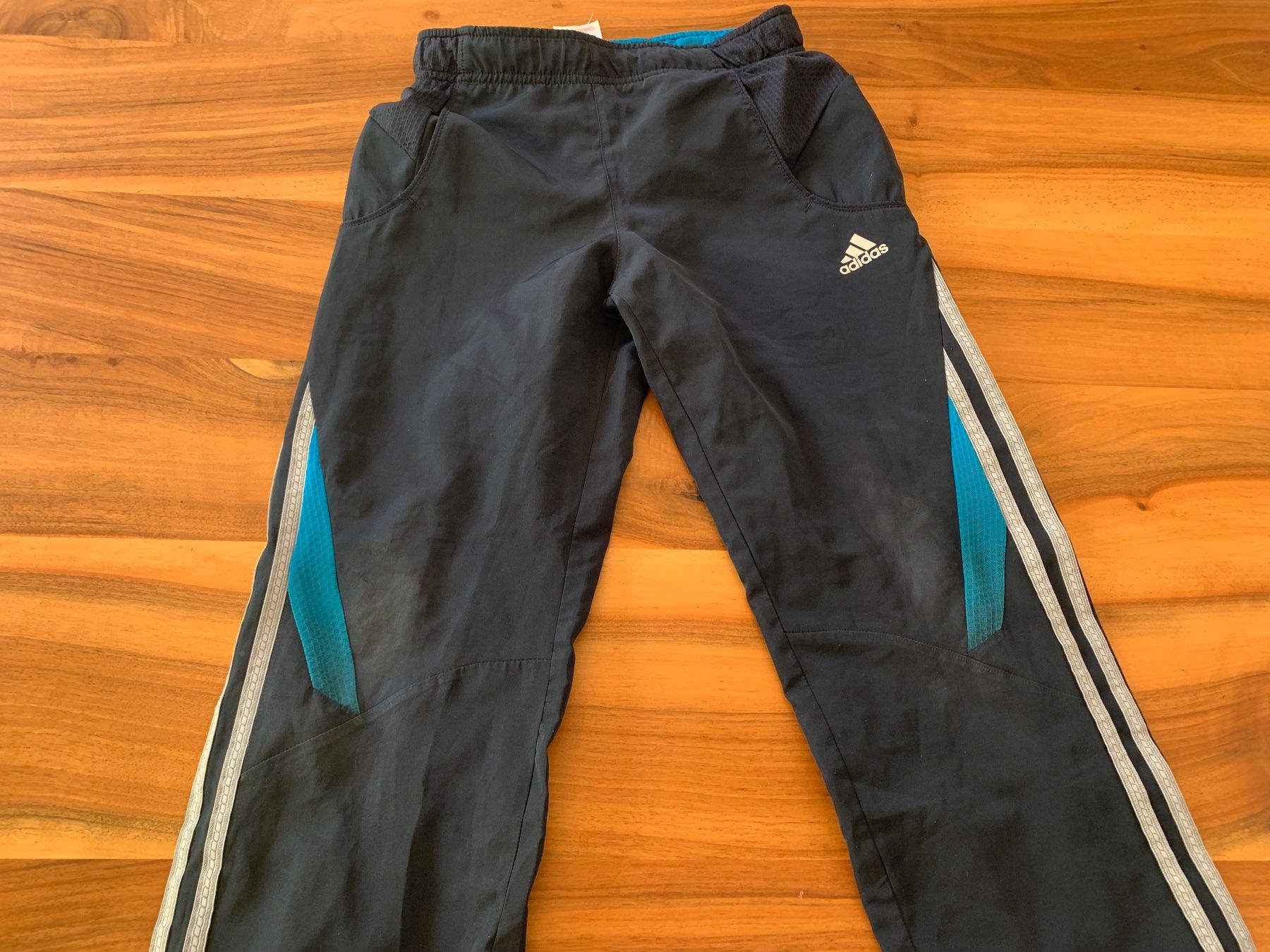 Adidas Hosen: Adidas Sporthose / Trainerhose Grösse 128 – Gebraucht aus Meiringen von Jackwashere 1