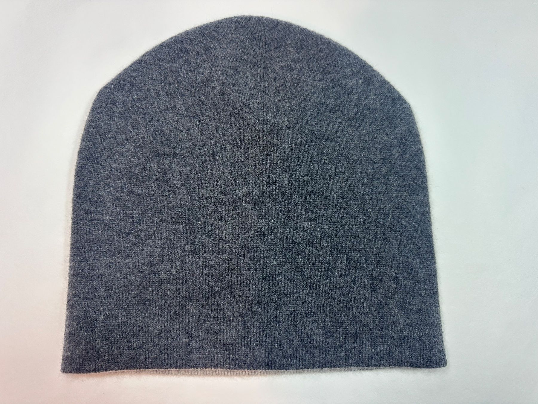 Copricapi, berretti & cappellini: Cashmere Mütze Reversible - Grau & Off White – Nuovo e nell'imballaggio originale da Arlesheim venduto da Olizen 2