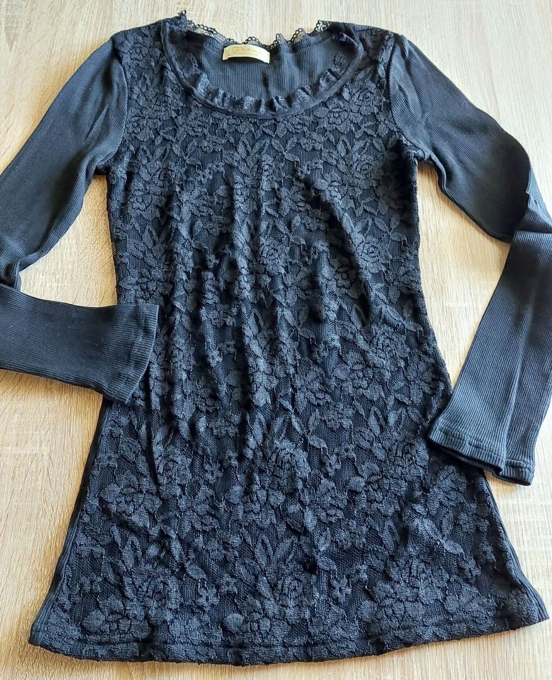 T-shirt: Schwarzes, elegantes Langarmshirt mit Spitze, Grösse S – Usato da Zollikofen venduto da Blackie