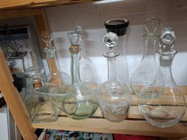 Konvolut 8 Karaffen Glas mit Stöpsel dekorativ gebraucht