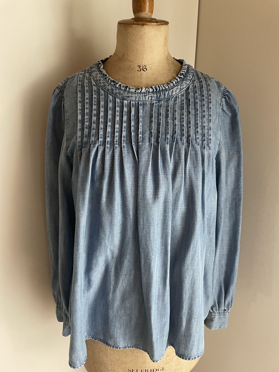 Camicette: M&S Bluse Jeanshemd hellblau Rüschen Gr. S/M – Usato da Oberwil BL venduto da another-day-of-sun