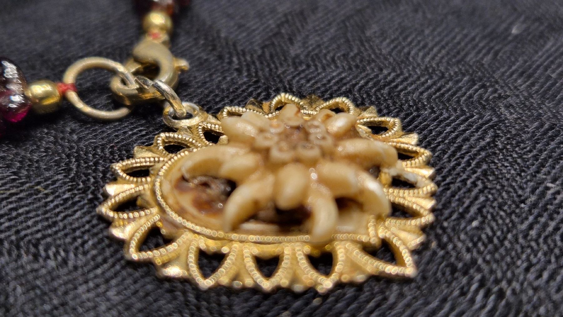 Catenine: Collier grenat vintage avec pendentif edelweiss – Usato da Avry-sur-Matran venduto da cec_nhz8 2
