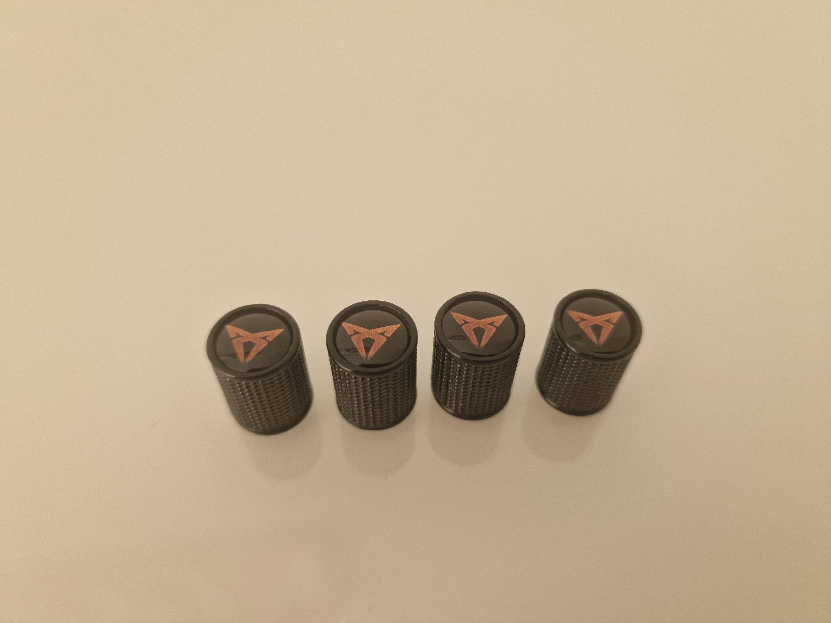 Cupra Alle Autoersatzteile: Ventilkappen , ( Cupra Logo ) schwarz – Neu und originalverpackt aus Sissach von