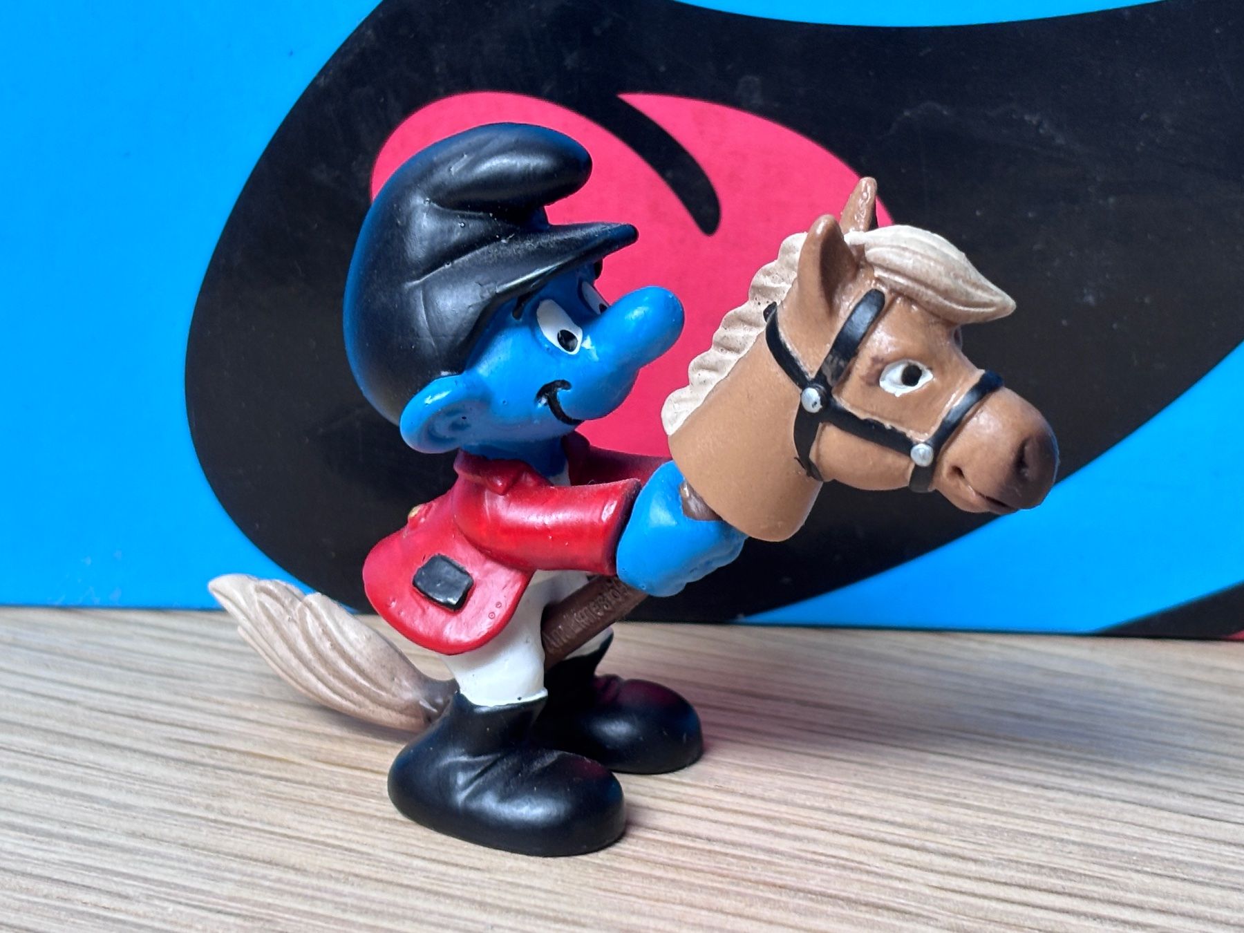 Schleich Statuette: Schlumpf auf Steckenpferd – Usato da Lyss venduto da Duckszone