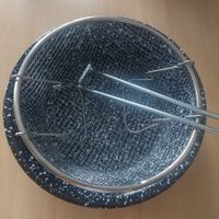 Pfanne mit Sieb für Pommes Fischstäbli Frittiertes Gemüse