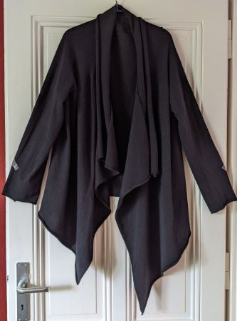 MODESZENE : Veste en tricot noir tout doux 46