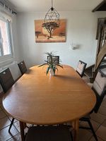 Table en bois de cerisier et chaises