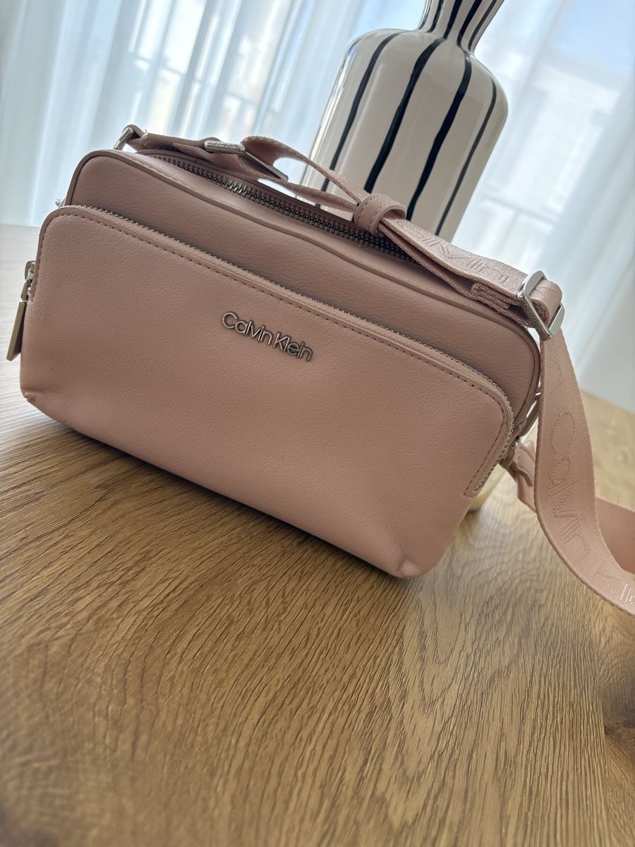 Calvin Klein Borse da donna: Calvin Klein Umhängetasche – Usato da Laufen venduto da Jamii3