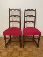 Deux chaises / style Louis XIII en noyer