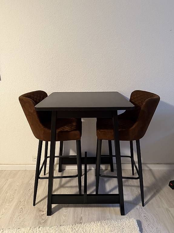 Ikea Set di tavolo e panche: Bartisch mit zwei gepolsterten Barstühlen – Usato da Oberglatt ZH venduto da lil_68sy