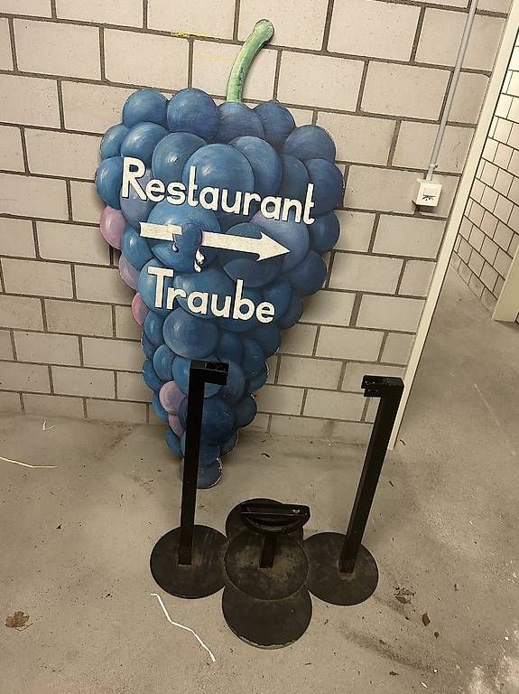 Schilder: werbetafel. schild. traube mit metallfuss – Gebraucht aus Wettingen von GMB1 2