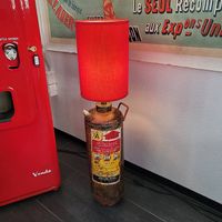 Antiker Feuerlöscher, umgebaut in eine Steh-oder Wandleuchte