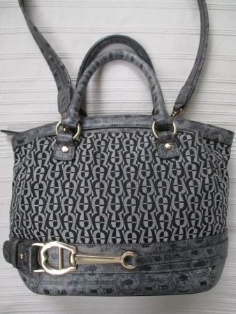 AIGNER - neuw. Logomuster Tasche aus Leder mit Textil