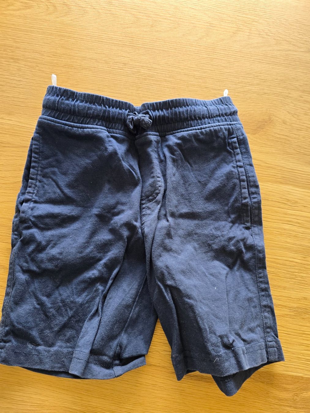 C&A Pantaloni: Kurze Trainerhose Gr 104 C&A – Usato da Uetendorf venduto da baumstamm3