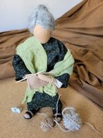 Schwarzenberger Krippenfiguren Frau 27cm mit Strickete N9