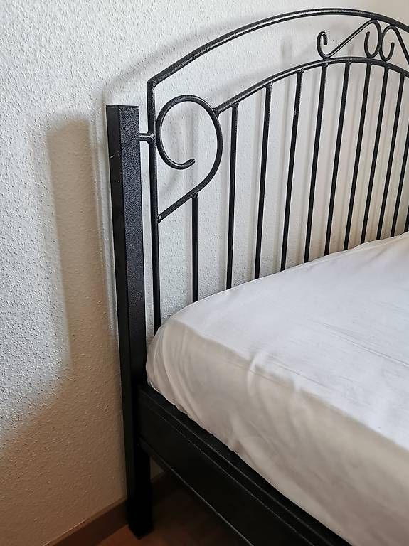 Lits: Bett/ Bettgestell 140x200 – D'occasion à Zürich par iwi_6py7