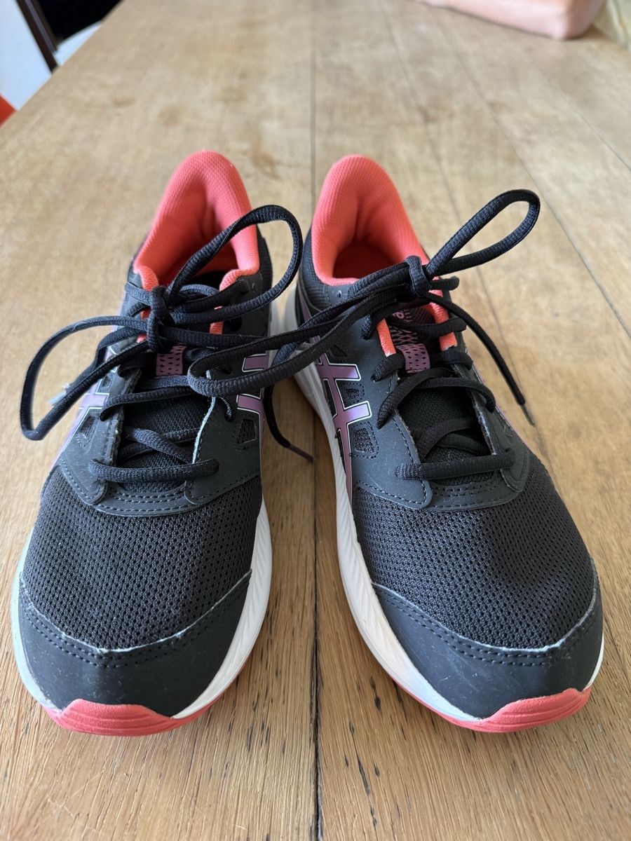 Asics Schuhe für Mädchen: Asics Turnschuhe Gr. 38 – Gebraucht aus Flüh von domiri