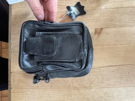 Sacoche en cuir véritable noir  et élégant.
