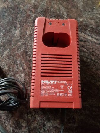 Hilti Ladegerät