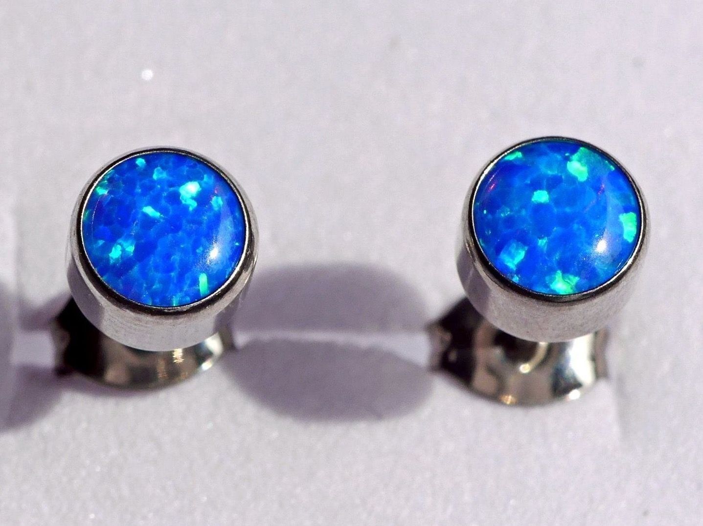 Orecchini pendenti & Orecchini a lobo: Ohrsteker aus Titanium mit Opal – Nuovo e nell'imballaggio originale da Matten b. Interlaken venduto da kero71