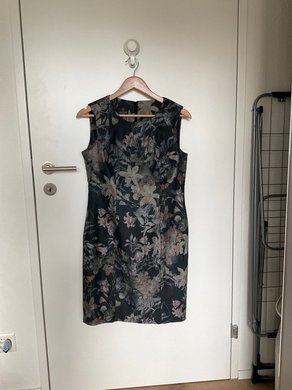 Madeleine Kleider: Blumenkleid Etui Madeleine Gr. M – Neu (gemäss Beschreibung) aus Wädenswil von Vuki