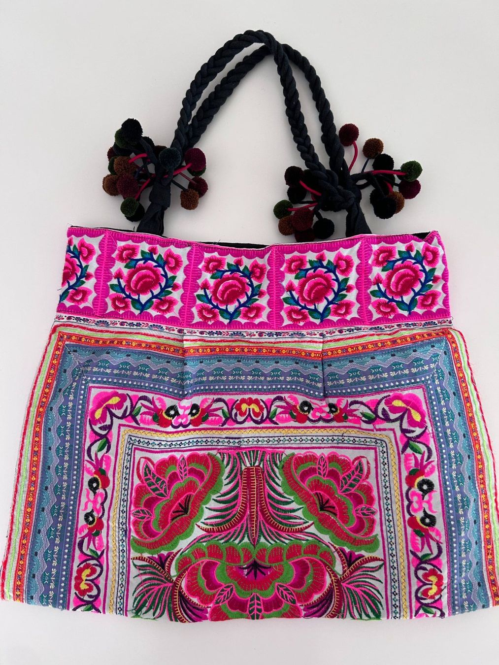 Taschen für Damen: Colorful Embroidered Bag with Pompoms – Gebraucht aus St. Gallen von look-twice