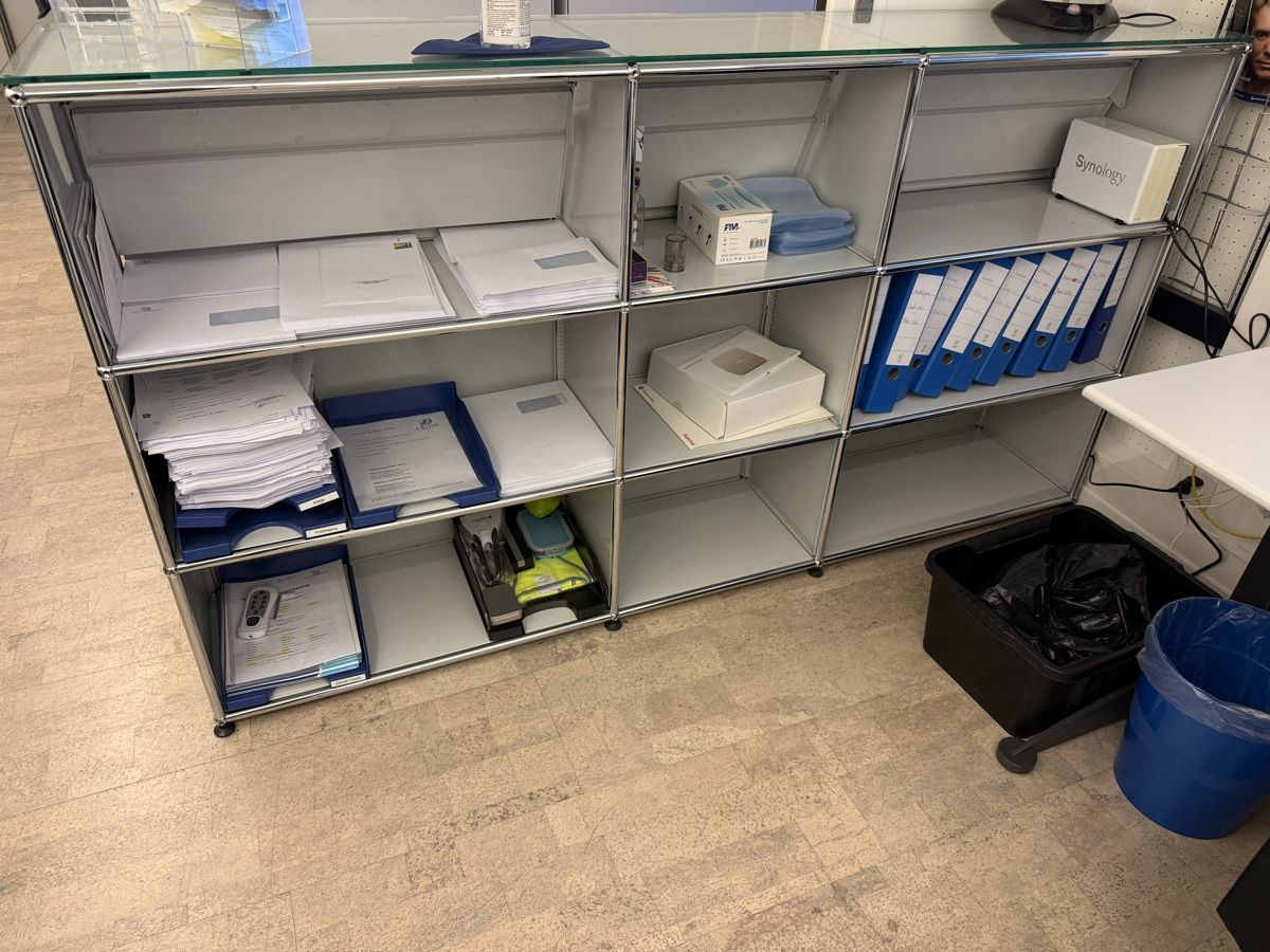 Set di tavolo e panche: Büroinventar zu verkaufen – Usato da Romanshorn venduto da B.abduli 6